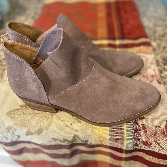 Lucky Brand Fahmida suede ankle booties size 8.5 NWOT - Picture 10 of 10
